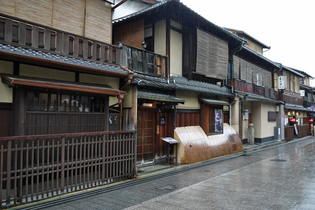 京都 祇園花見小路通りは木造建築の街並みが残り景観が素晴らしい